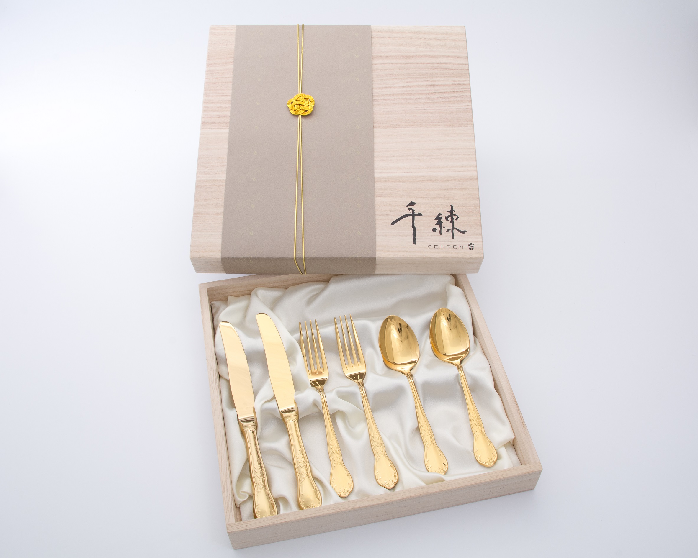 ナイフ、フォーク、スプーン各2本